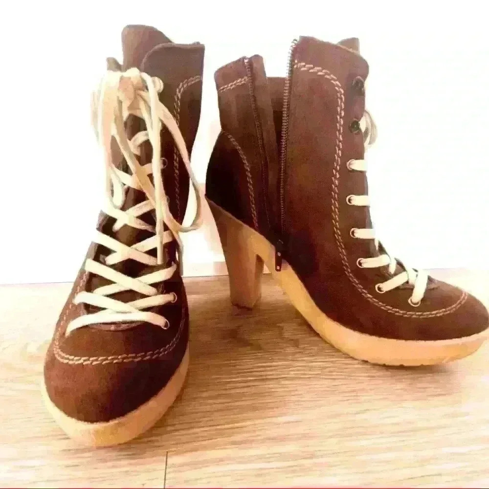 CHARLOTTE RUSSE BROWN SUEDE BLOCK HEELED ROUND TOE LACE UP SHORT BOOTS SIZE 8